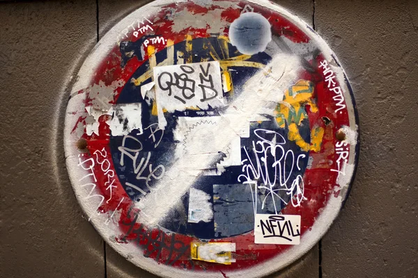 Graffiti Tunnisteet Pysäköintikieltokyltissä — kuvapankkivalokuva