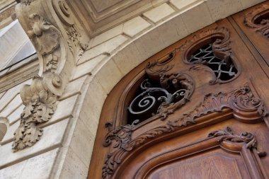 Ahşap kapı ve cephe