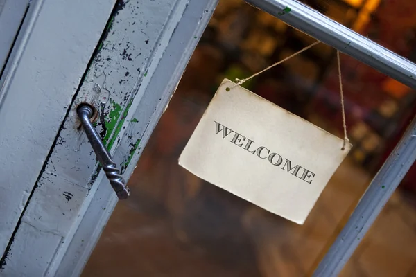 Panneau de bienvenue sur une porte — Photo