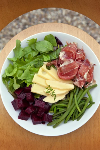 Gemengde salade op een bord — Stockfoto