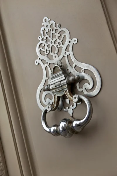 Golpeador de puerta de bronce — Foto de Stock