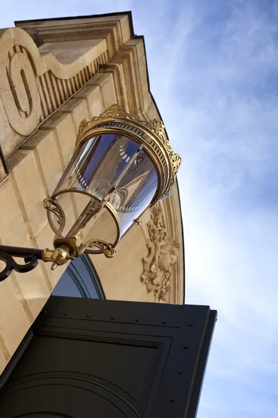 Straßenlaterne und offene Tür — Stockfoto