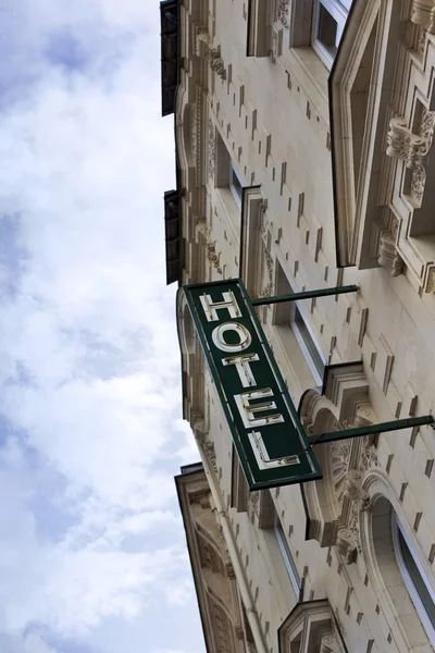 De gevel van het Hotel in de stad — Stockfoto