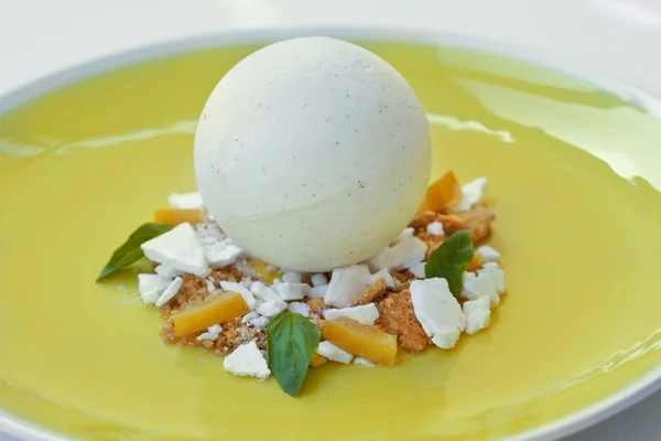 Helado de vainilla en un plato —  Fotos de Stock