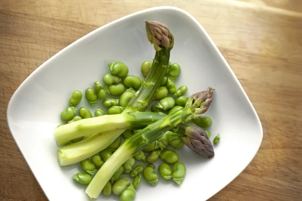 Espárragos y guisantes —  Fotos de Stock