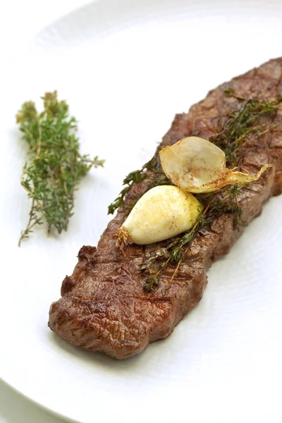 Hovězí steak a česnek — Stock fotografie