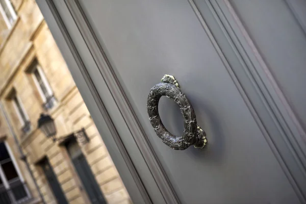 Puerta golpeador de una residencia con estilo — Foto de Stock