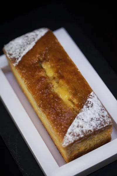 Zitronenkuchen auf einem Teller — Stockfoto