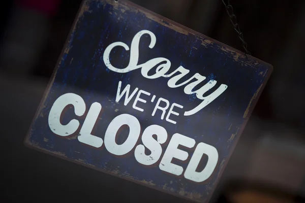 Closed sign on a window — Stock Photo, Image