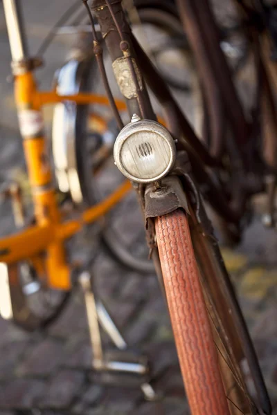 Bicicleta velha em um estacionamento — Fotografia de Stock