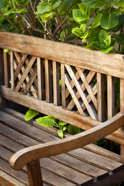 Dřevěný stůl na terase — Stock fotografie