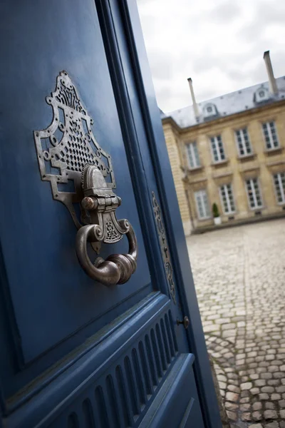 프랑스 저택의 문 두 들기는 사람 — 스톡 사진