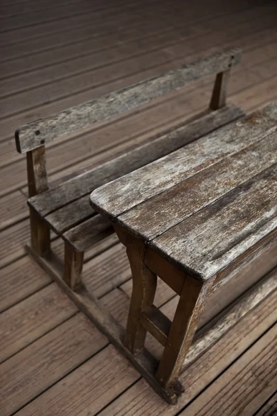 Vintage Viejo Escritorio Madera Suelo Aula — Foto de Stock