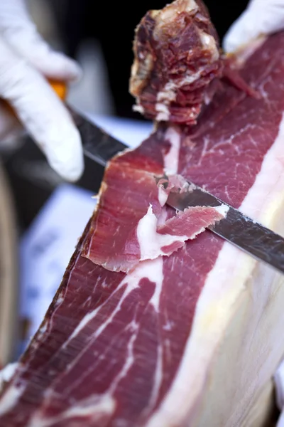 Cortar jamón en una carnicería — Foto de Stock