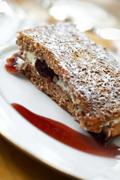 Nahaufnahme Einer Französischen Kirschtorte Auf Einem Teller — Stockfoto