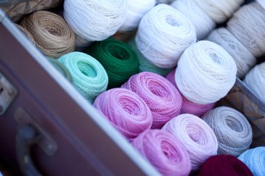 Bir bavul içinde iplik paketleri