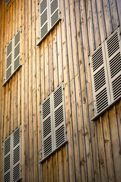 Façade d'une maison en bois — Photo