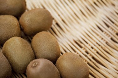 Kivi bir hasır sepet üzerinde Kapat