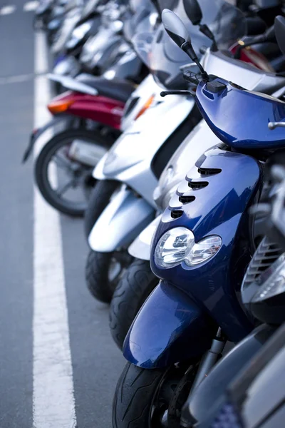 Scooters estacionados en la ciudad — Foto de Stock