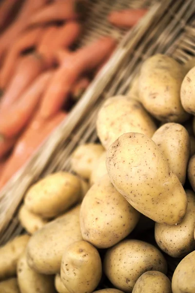 Aardappelen en wortelen — Stockfoto
