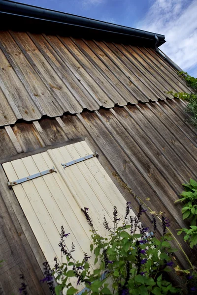 Gevel Van Een Houten Chalet Gesloten Rolluiken — Stockfoto