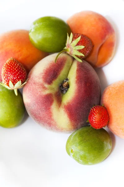 Frutta isolata su un tavolo — Foto Stock