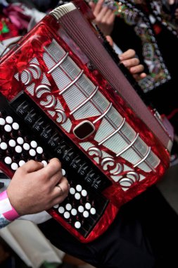 Bir bandoda çalan bir akordiyoncunun kapanışı