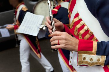 Bir bandoda çalan müzisyenlere yakın çekim