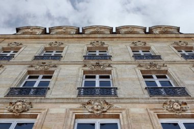 Bordeaux şehrinde bir Fransız malikanesinin cephesi