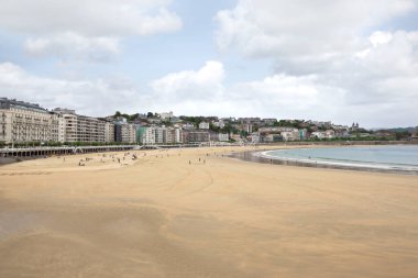 İspanya 'da San Sebastian Körfezi' ndeki sahilin manzarası.