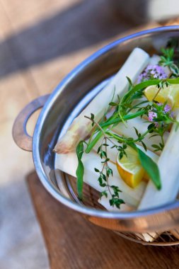 Kuşkonmaz limon ve otlar buharlı tencerede.