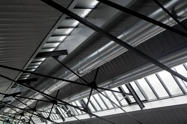 Decke Einer Fabrik Mit Metallträgern Und Evakuierungskanälen — Stockfoto