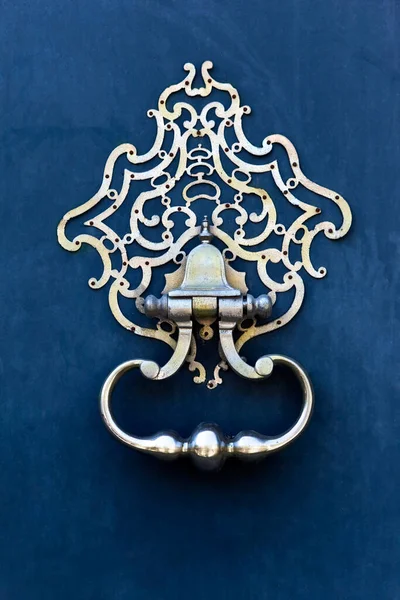 Κοντινό Πλάνο Του Ένα Κομψό Πόρτα Knocker Μια Μπλε Ξύλινη — Φωτογραφία Αρχείου