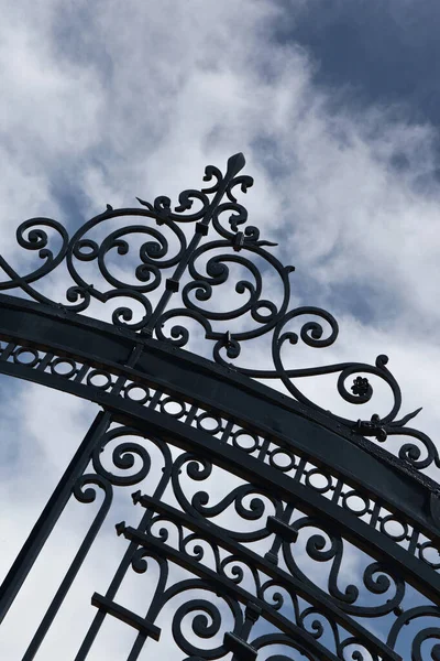 Elegantní Černá Tepaná Železná Brána Zamračená Obloha Pozadí — Stock fotografie