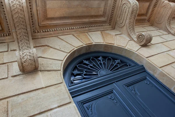 Modré Dřevěné Dveře Francouzského Sídla — Stock fotografie