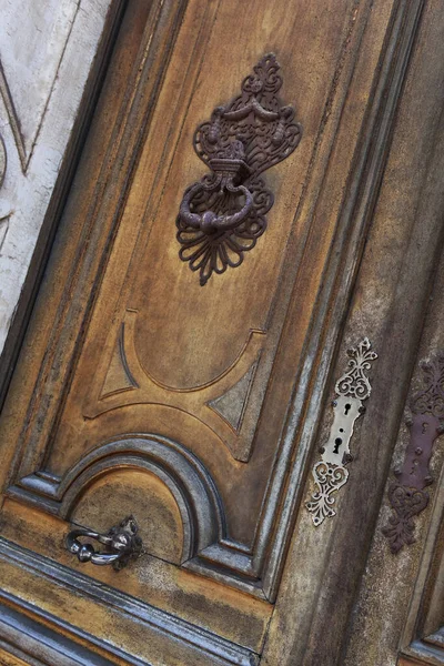 Rusty Dveře Klepadlo Zvětralé Dřevěné Dveře — Stock fotografie