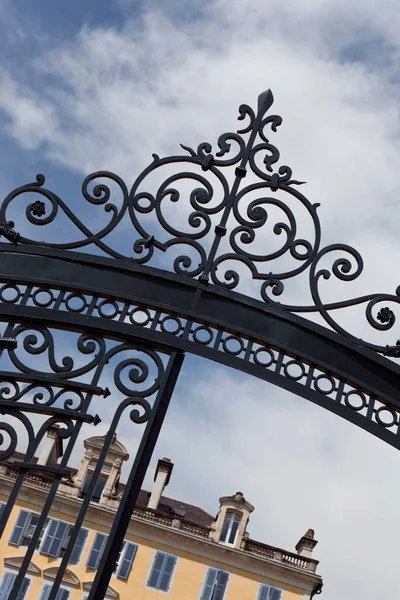 Wrought Iron Gate French Mansion Background — Stock Photo, Image