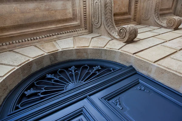 Porte Bois Bleu Sur Façade Manoir Français Lapidé — Photo