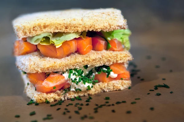 Zalm Met Groene Salade Bieslook Een Broodje — Stockfoto
