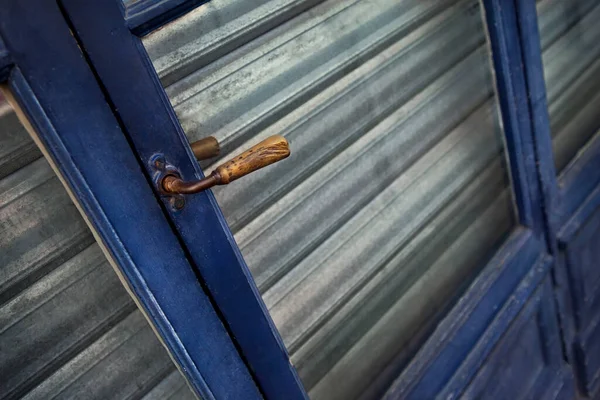 Sluiten Van Een Oude Blauwe Houten Deur Ijzeren Gordijn — Stockfoto