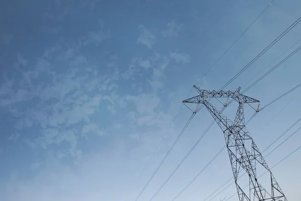 Línea Alto Voltaje Sobre Fondo Cielo Azul — Foto de Stock