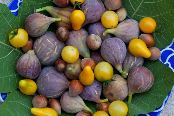 Fruits Saison Feuilles Figuier Sur Une Assiette Bleue — Photo