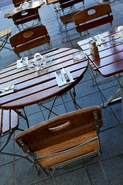 Τραπέζι Στη Βεράντα Ενός Γαλλικού Εστιατορίου — Φωτογραφία Αρχείου