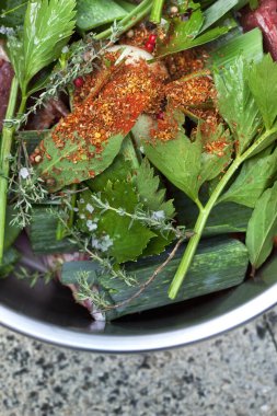 Fransız yemeği pişirmeden önce bir tencerede otlar ve baharatlar.