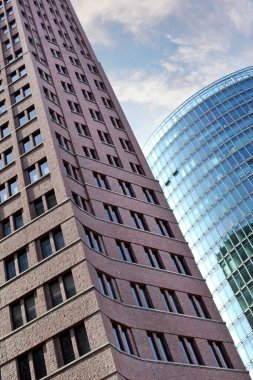 Berlin Almanya 'da arkaplanda binalar ve gökyüzü