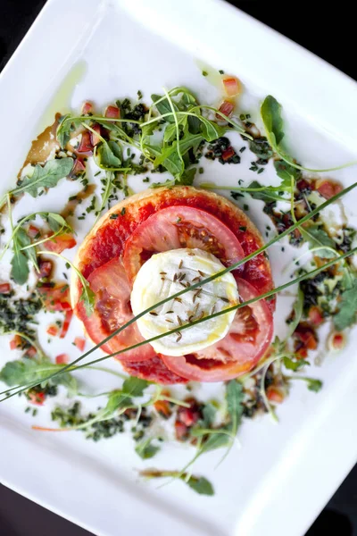 Crostata Pomodoro Con Formaggio Capra Insalata Verde — Foto Stock