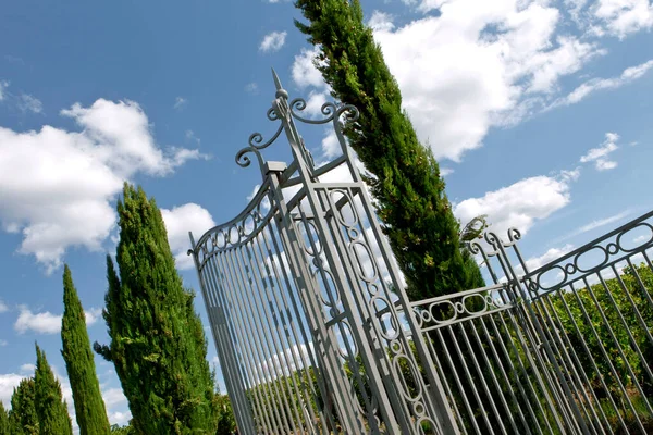 St. Emilion köyünde demir kapı.