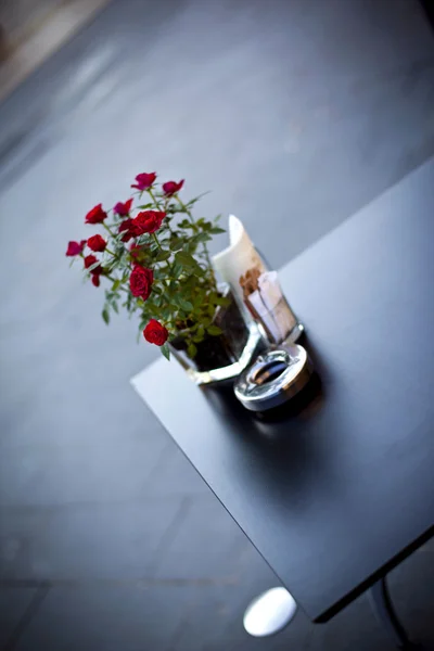 Μπουκέτο Τριαντάφυλλα Στο Τραπεζάκι Ενός Καφέ — Φωτογραφία Αρχείου