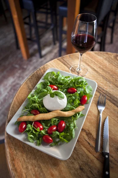 Mozzarella and salad — Stock Photo, Image