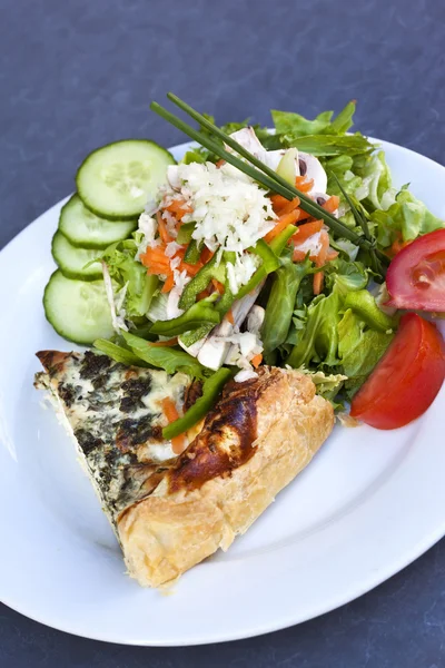 Kuchen und gemischter Salat — Stockfoto